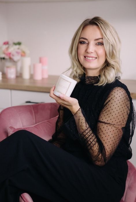 Martina Maršalová so sviečkou v dielni